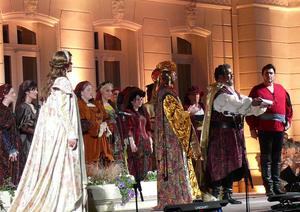 Klassik auf Burg Lindenfels ist ein High-Light für alle Opernfans, denn es ist schon ein besonderes Erlebnis, eine Klassikaufführung in dem herrlichen Ambiente der Burgruine zu besuchen. Ausschnitte aus Opern stehen am <strong>15. August 2015 </strong>   im Mittelpunkt und verwandeln den Hof der mittelalterlichen Burg Lindenfels einmal mehr in eine Opernbühne unter freiem Himmel.